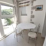아파트 With Terrace In *